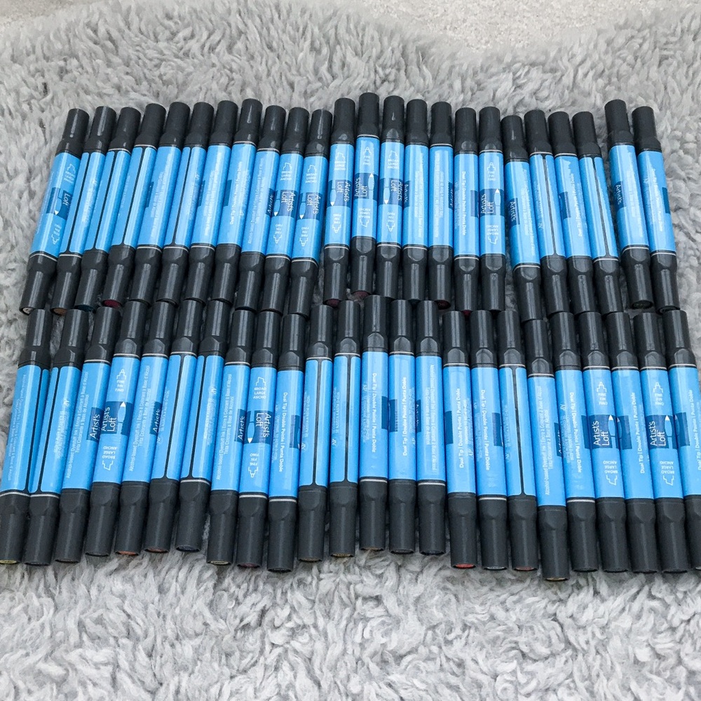 LIKE NEW [48] Artist Loft Marker Set + Carry Case